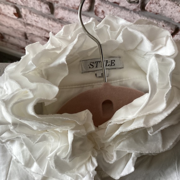 Woman’s white ruffled collar top - Picture 4 of 5